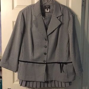 2-Pcs Suit size 24W plaid/ Blk& Wht